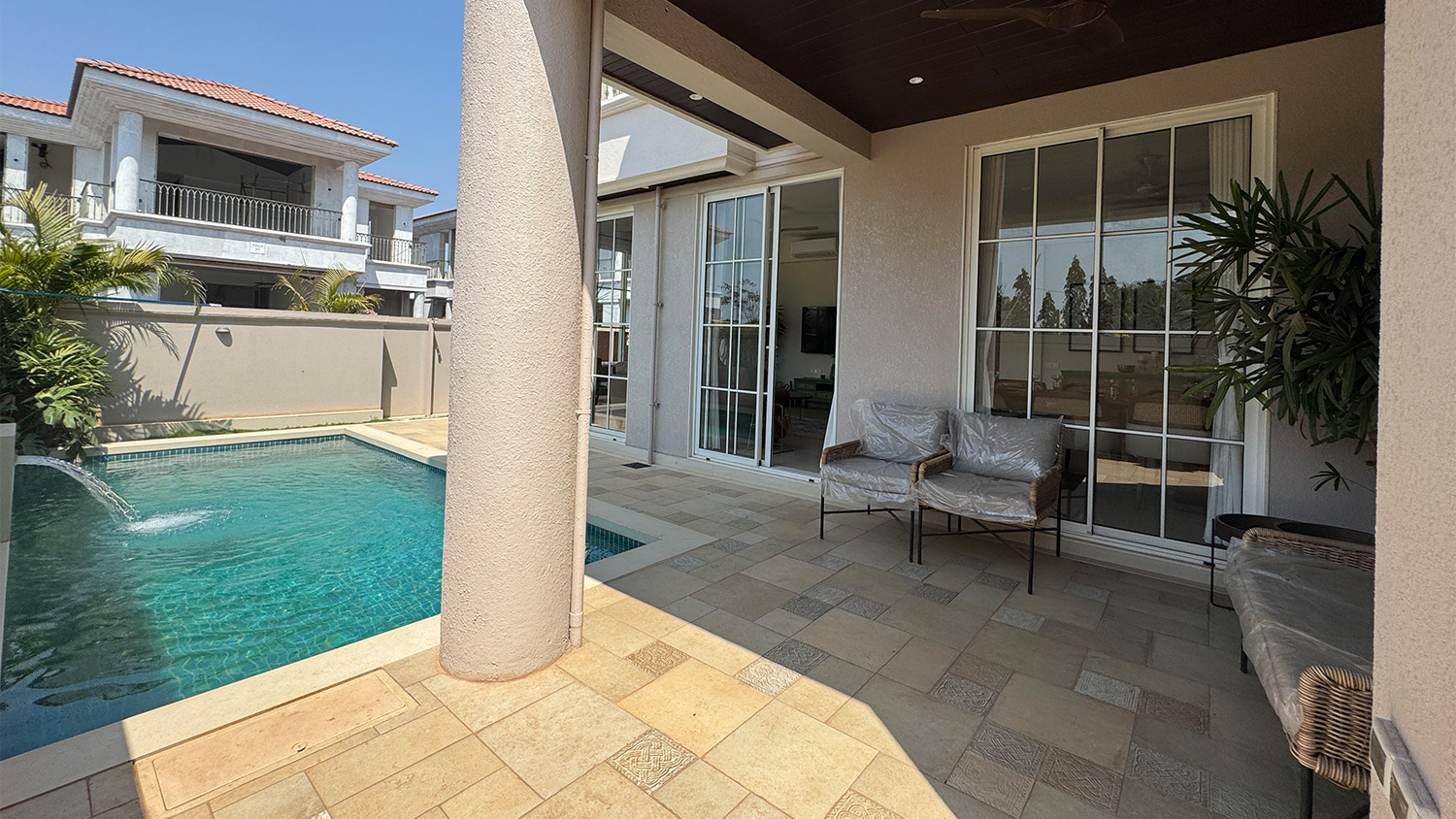 la serein powder-room view